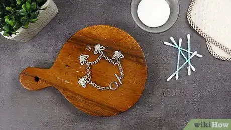 Imagen titulada Use Toothpaste to Clean Silver Jewelry Step 7