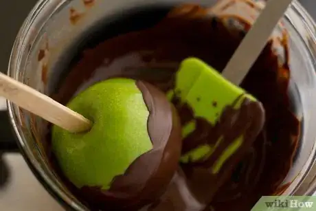 Imagen titulada Make Gourmet Chocolate Covered Apples Step 5