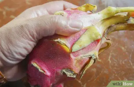 Imagen titulada Cut Dragon Fruit Step 7