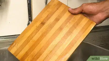 Imagen titulada Clean a Bamboo Cutting Board Step 2