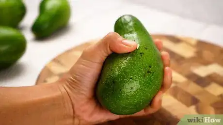 Imagen titulada Tell if an Avocado Is Ripe Step 6