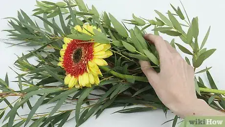 Imagen titulada Arrange Flowers Step 4