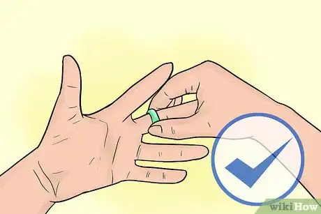 Imagen titulada Use Hand Sanitizer Step 1