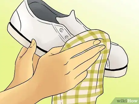 Imagen titulada Keep White Sneakers Clean Step 8