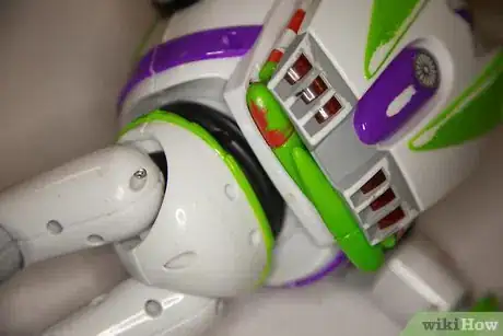 Imagen titulada Change the Batteries in a Buzz Lightyear Action Figure Step 8