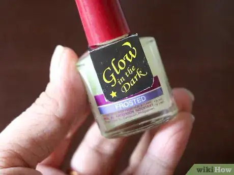 Imagen titulada Activate Glow in the Dark Nail Polish Step 1