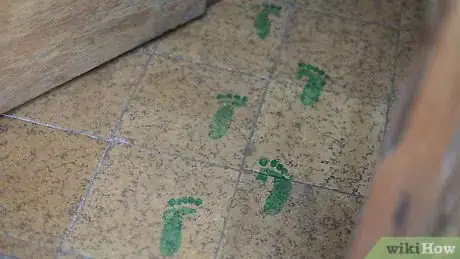 Imagen titulada Make Leprechaun Footprints Step 24