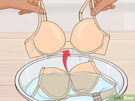 Imagen titulada Get Sweat Stains out of Bras Step 3