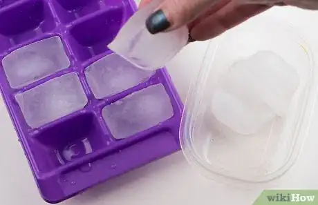 Imagen titulada Make Ice Cubes with an Ice Tray Step 6