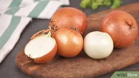 Imagen titulada Cook Onions Properly Step 1