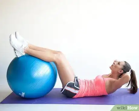 Imagen titulada Do Reverse Sit Ups With an Exercise Ball Step 3