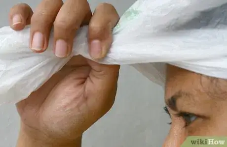 Imagen titulada Make a Shower Cap with a Plastic Bag Step 4