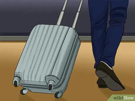 Imagen titulada Secure Your Luggage for a Flight Step 2