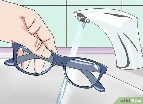 Imagen titulada Clean Polarized Glasses Step 3