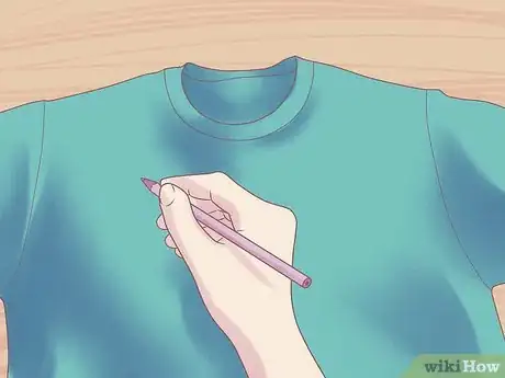 Imagen titulada Make Your Own Distressed Shirt Step 2