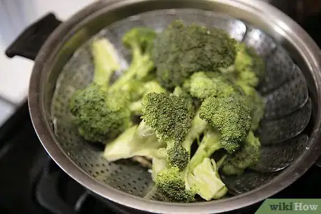 Imagen titulada Keep Cooked Broccoli Bright Green Step 1