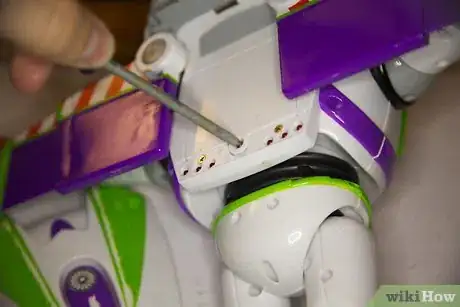 Imagen titulada Change the Batteries in a Buzz Lightyear Action Figure Step 6