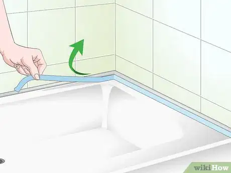 Imagen titulada Caulk a Bathtub Step 12