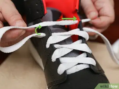 Imagen titulada Shorten Shoe Laces Step 10