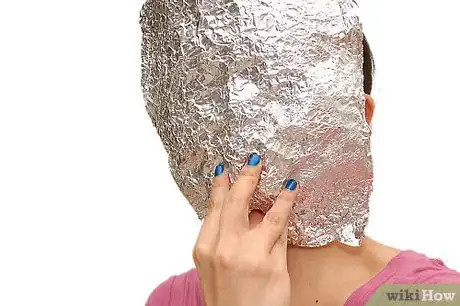 Imagen titulada Make a Mask out of Tin Foil and Tape Step 3