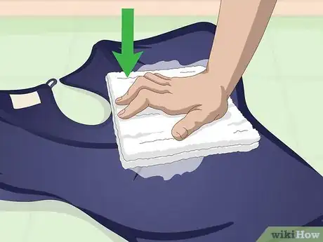 Imagen titulada Remove Foundation from Clothes Step 7