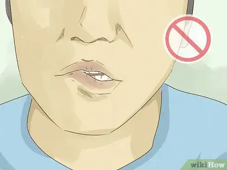 Imagen titulada Heal Lips After Biting Them Step 1