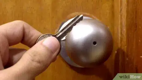 Imagen titulada Pick a Lock With Household Items Step 1