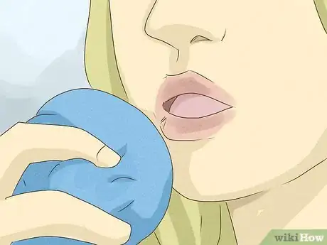 Imagen titulada Heal Lips After Biting Them Step 6