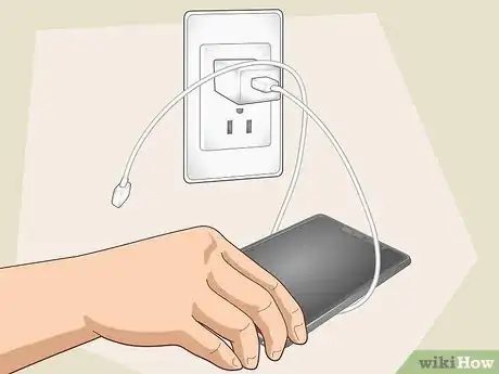 Imagen titulada Hang Your Phone While Charging It Step 2