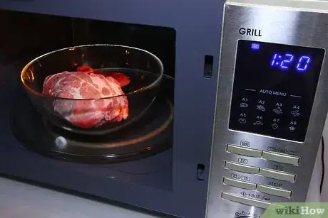 Imagen titulada Defrost Meat in the Microwave Step 11