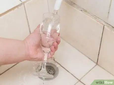 Imagen titulada Clean Wine Glasses Step 26