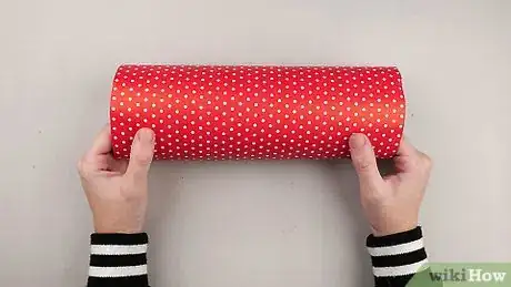 Imagen titulada Wrap Cylindrical Gifts Step 1