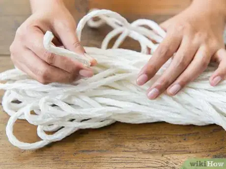 Imagen titulada Tie a Fisherman's Knot Step 1