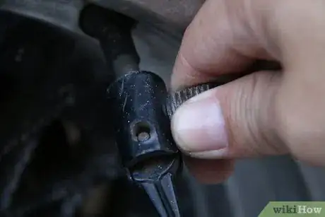 Imagen titulada Check and Add Air to Car Tires Step 12