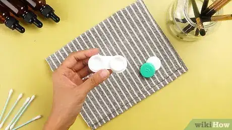 Imagen titulada Clean a Contact Lens Case Step 10