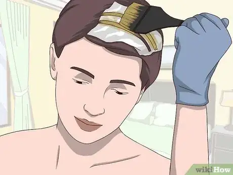 Imagen titulada Put Streaks in Your Hair at Home Step 12