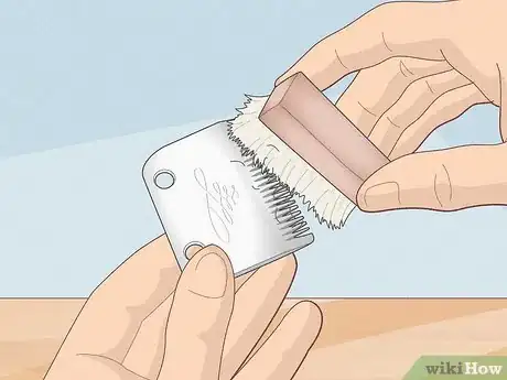 Imagen titulada What Can You Use to Clean Your Clipper Blades Step 1