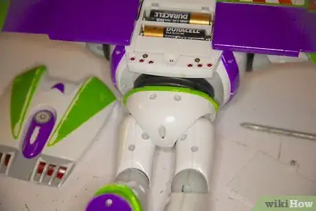 Imagen titulada Change the Batteries in a Buzz Lightyear Action Figure Step 4