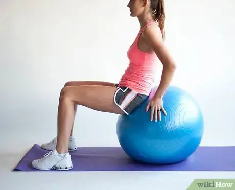 Imagen titulada Warm up With an Exercise Ball Step 6 1