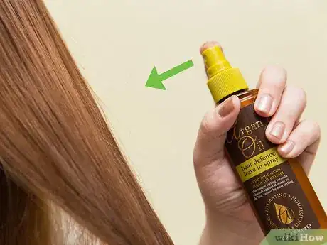 Imagen titulada Change Wavy Frizzy Hair to Straight Hair Step 2