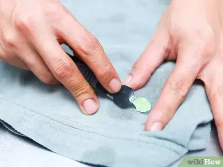 Imagen titulada Remove Chewing Gum from Cotton Step 7