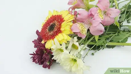 Imagen titulada Arrange Flowers Step 3