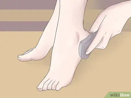 Imagen titulada Perform a Professional Salon Pedicure Step 7