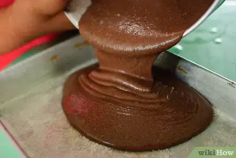 Imagen titulada Make a Spongy Chocolate Cake Step 5