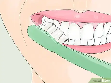 Imagen titulada Apply Crest 3D White Strips Step 11