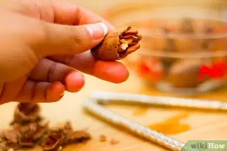 Imagen titulada Crack Pecan Nuts Step 3