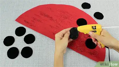Imagen titulada Make a Ladybug Costume Step 5