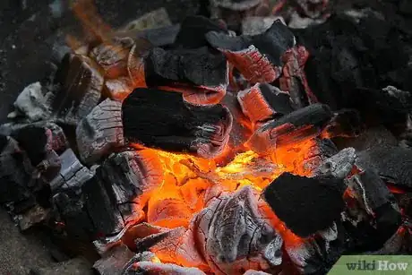 Imagen titulada Create a Strong Burning Charcoal Fire Without Lighter Fluid Step 14