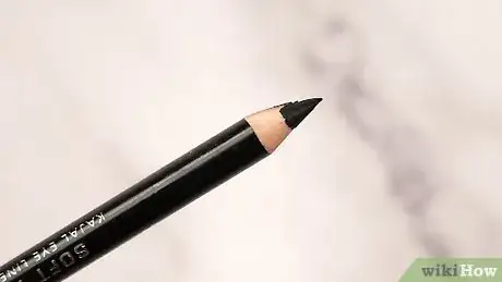 Imagen titulada Apply Eyeliner to the Waterline Step 10