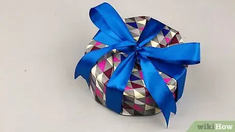 Imagen titulada Wrap Cylindrical Gifts Step 13